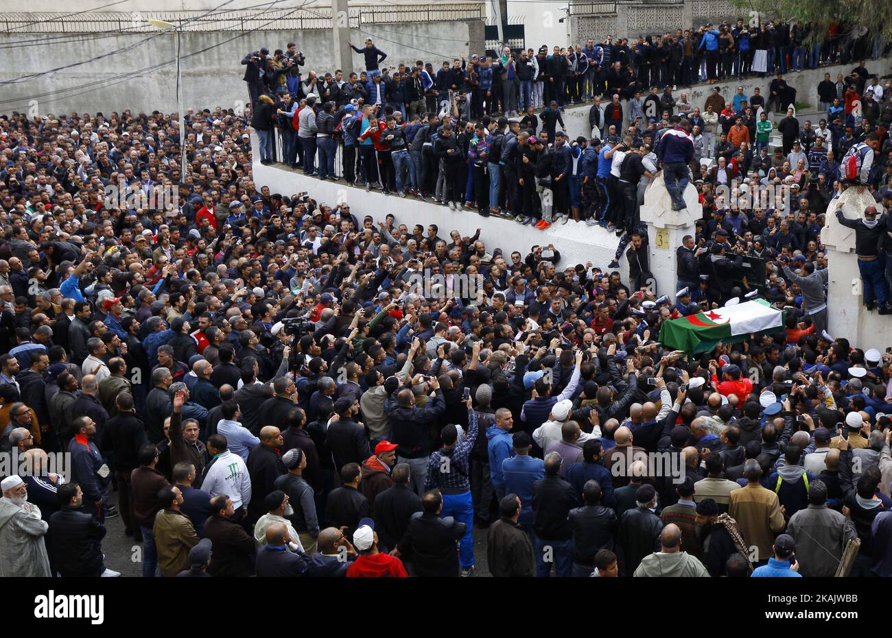 Enterrement du grand chanteur de chaabi Amar Ezzahi à l'âge de 75 ans dans le cimetière de bab el oued (Qatar) en présence de milliers de ses fans à Alger, Algérie, le 1st décembre 2016. (Photo de Billal Bensalem/NurPhoto) *** Veuillez utiliser le crédit du champ de crédit *** Banque D'Images