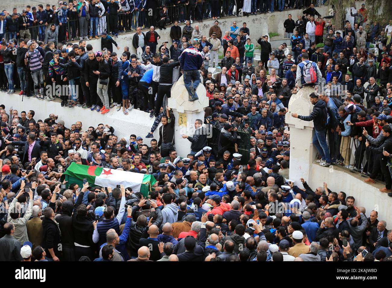 Enterrement du grand chanteur de chaabi Amar Ezzahi à l'âge de 75 ans dans le cimetière de bab el oued (Qatar) en présence de milliers de ses fans à Alger, Algérie, le 1st décembre 2016. (Photo de Billal Bensalem/NurPhoto) *** Veuillez utiliser le crédit du champ de crédit *** Banque D'Images
