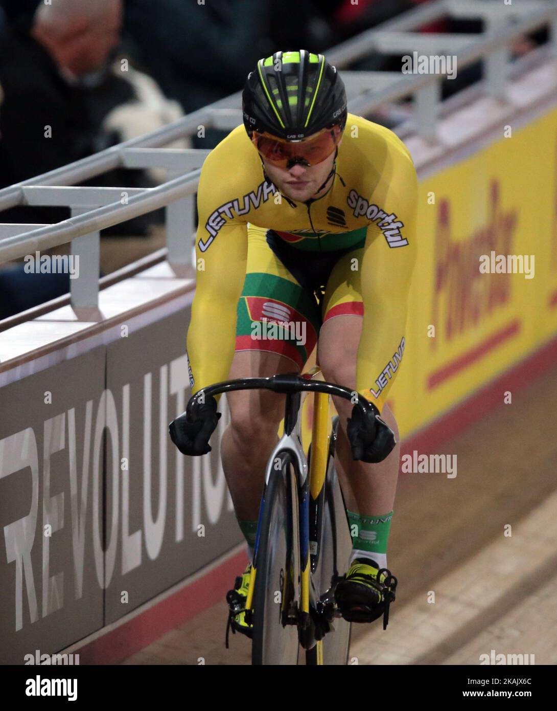 Vasilijus Lendel de Lituanie à Sprint Omnium 200m temps de procès pendant la Révolution course de la Ligue des champions de cyclisme au Vélodrome, vallée de Lee, Parc olympique de la Reine Elizabeth, Londres, on 02 décembre 2016 à Londres, Angleterre. (Photo de Kieran Galvin/NurPhoto) *** Veuillez utiliser le crédit du champ de crédit *** Banque D'Images