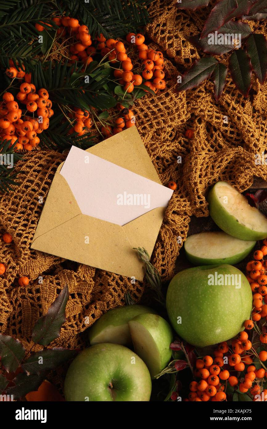 Vue verticale en haut d'une lettre entourée de fruits sur une table Banque D'Images