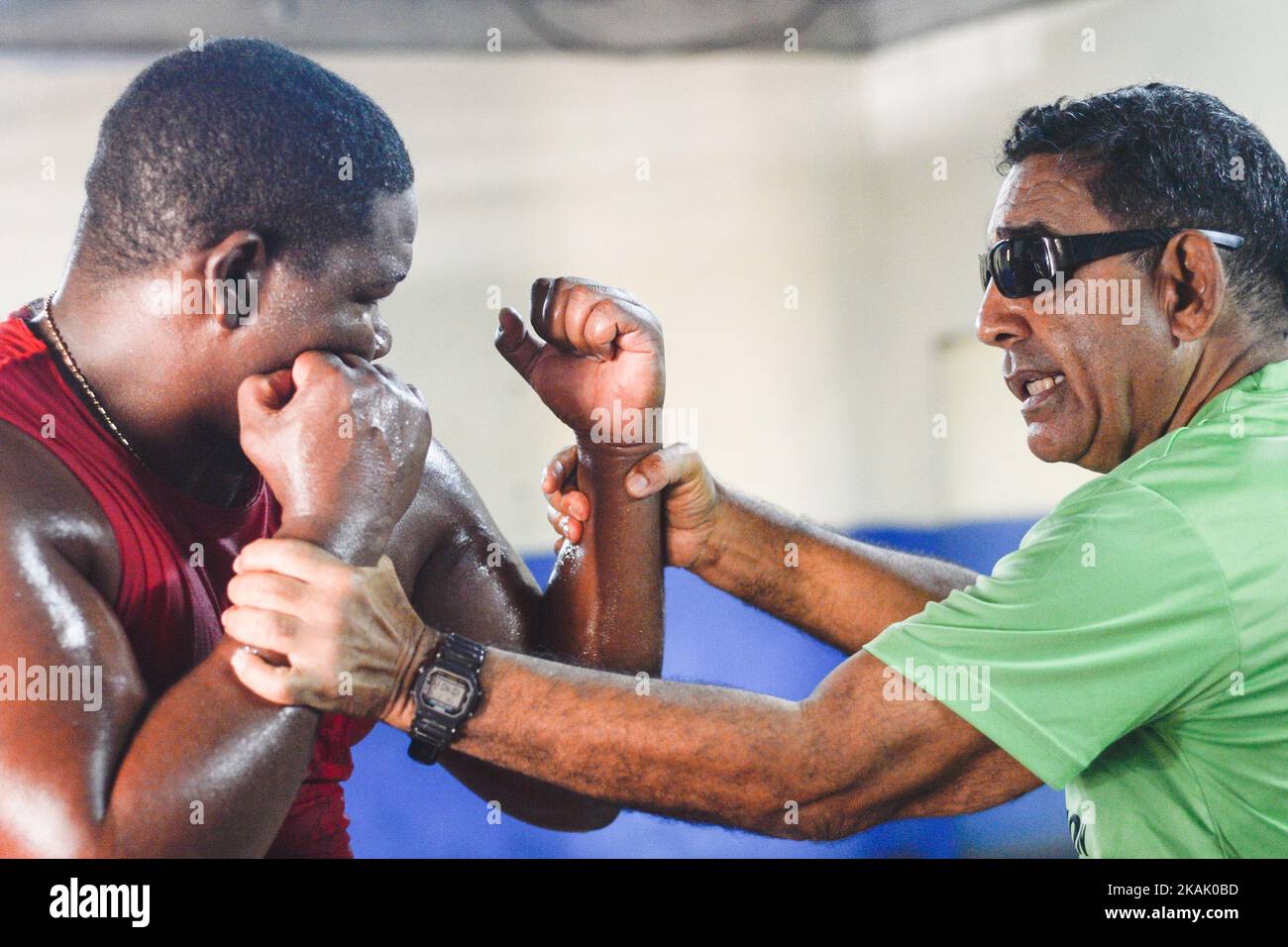 Adrian Gonzalez Gonzalez (28 ans, champion de poids lourd de Cuba 2006, 2008 et 2012 ans), pendant son entraînement avec son entraîneur, Carlos Manuel Miranda la O, au Kid Chocolate Boxing Gym, dans la Vieille Havane. Le rêve d'Adrian est de devenir un boxeur professionnel, mais c'est impossible à Cuba pour le moment. Le mardi 4 décembre 2016, à la Havane, Cuba. Photo par Artur Widak *** Veuillez utiliser le crédit du champ de crédit *** Banque D'Images