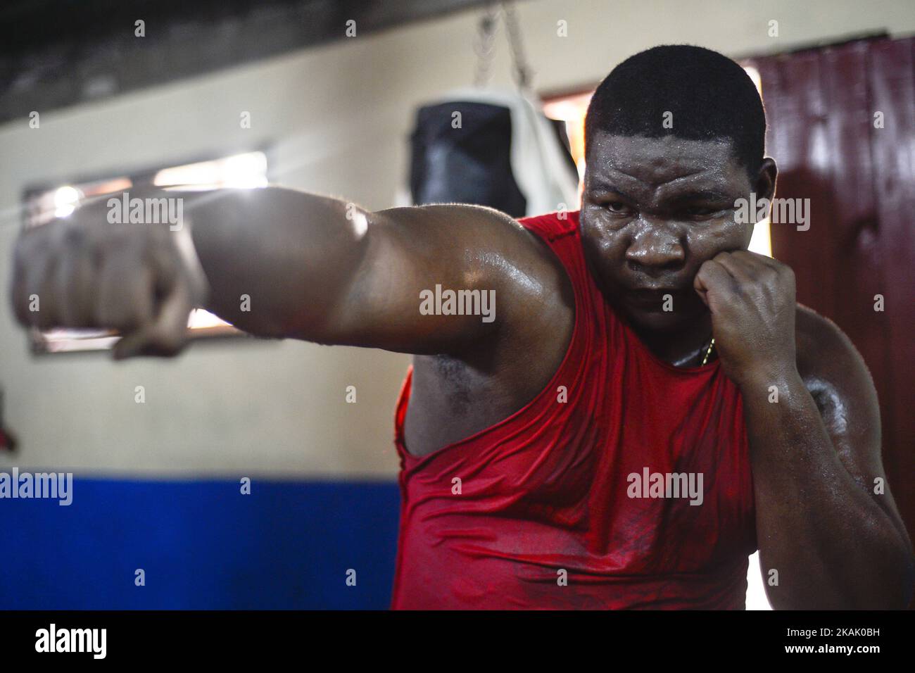 Adrian Gonzalez Gonzalez (28 ans), CHAMPION de poids lourd de Cuba 2006, 2008 et 2012, pendant son entraînement au Kid Chocolate Boxing Gym, dans la vieille Havane. Adrian est formé par Carlos Manuel Miranda la O. le rêve d'Adrian est de devenir un boxeur professionnel, mais il est impossible à Cuba pour le moment. Le mardi 4 décembre 2016, à la Havane, Cuba. Photo par Artur Widak *** Veuillez utiliser le crédit du champ de crédit *** Banque D'Images