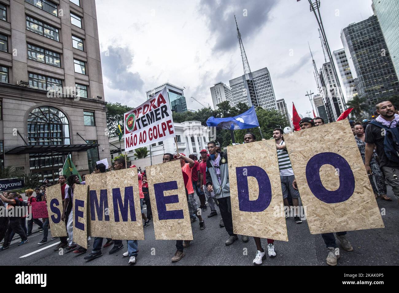 Des groupes de manifestants sont descendus dans les rues mardi, 13 décembre 2016, à São Paulo, pour protester contre l'amendement proposé à la Constitution (PEC) 55, qui fixe une limite pour les dépenses publiques pour les 20 prochaines années au Brésil. Le texte a été approuvé au deuxième tour au Sénat. Des étudiants, des fonctionnaires, des membres de mouvements populaires, entre autres, ont participé aux manifestations. (Photo de Cris Faga/NurPhoto) *** Veuillez utiliser le crédit du champ de crédit *** Banque D'Images