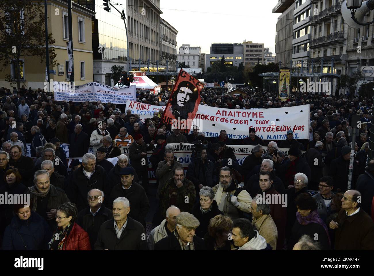 Les retraités grecs prennent part à une manifestation anti-austérité dans le centre d'Athènes pour protester contre des années de réduction de l'austérité sur leurs retraites sur l'15 décembre 2016. La protestation a eu lieu alors que les législateurs ont voté pour approuver une prime de Noël controlversale pour les retraités à faible revenu qui ont incité les créanciers de sauvetage à suspendre un accord récemment convenu sur l'allégement de la dette. (Photo de Gerasimos Koilakos/NurPhoto) *** Veuillez utiliser le crédit du champ de crédit *** Banque D'Images