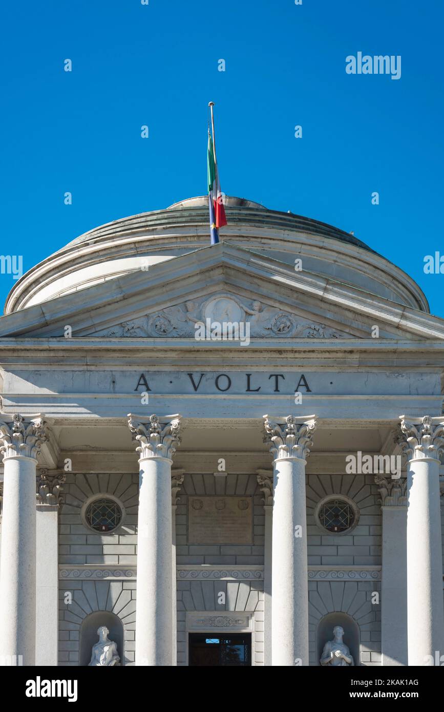 Como Tempio Voltiano, détail de la façade du monument de type temple célébrant le pionnier de l'électricité Alessandro Volta, parc de la ville de Côme, Lombardie italie Banque D'Images