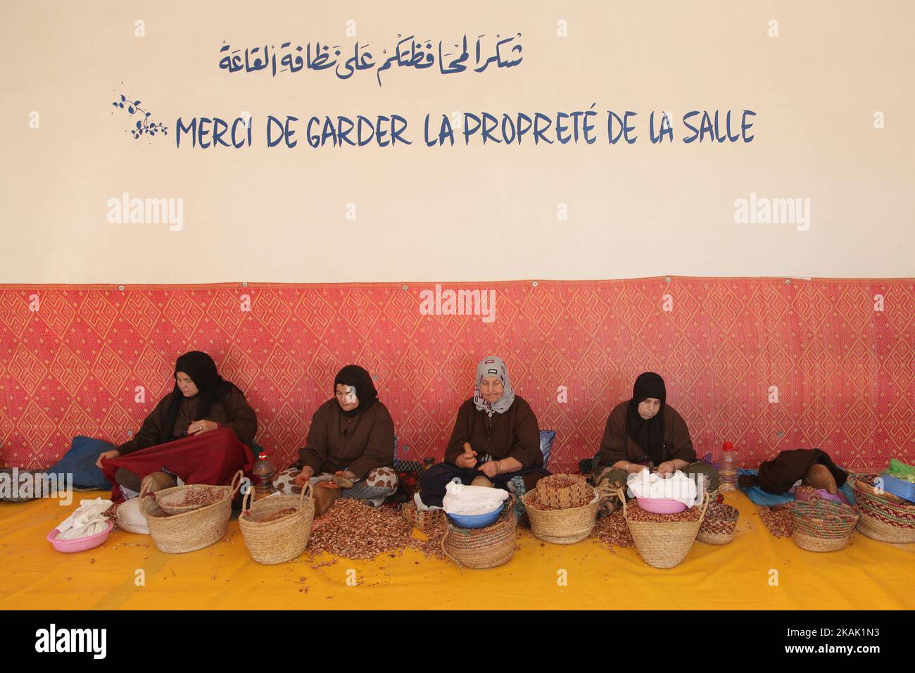 Les femmes berbères ouvrent des noix d'argan avec des roches pour obtenir les noyaux pour la fabrication de l'huile d'argan à la coopérative d'huile d'argan au Maroc, en Afrique, le 17 décembre 2016. L'huile d'argan est utilisée à la fois pour la nourriture et comme ingrédient dans de nombreux produits de beauté et cosmétiques. (Photo de Creative Touch Imaging Ltd./NurPhoto) *** Veuillez utiliser le crédit du champ de crédit *** Banque D'Images