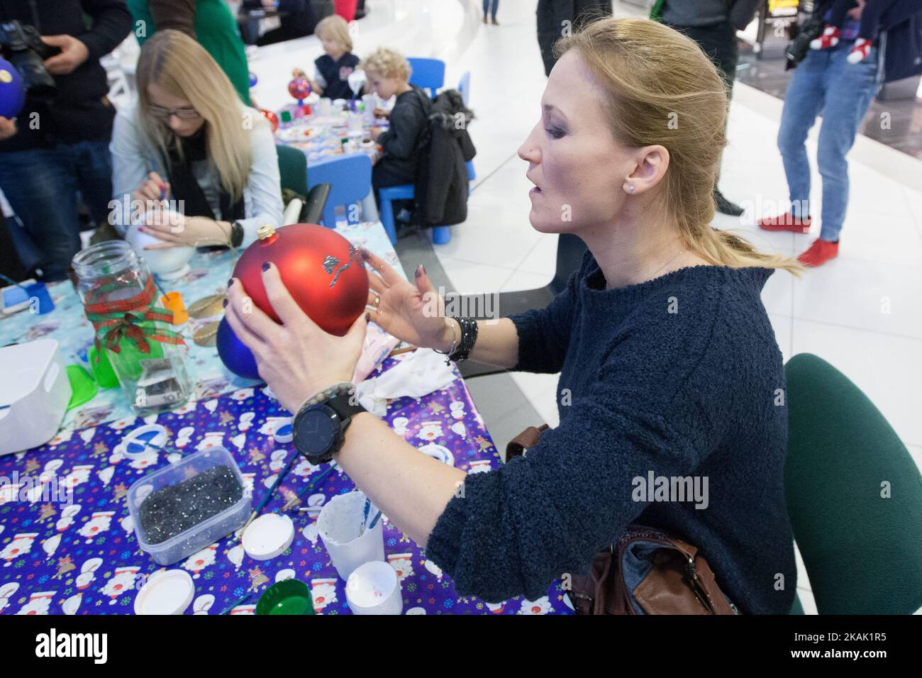 Multiple champion mondial et européen de kick-boxing et de boxe Iwona Guzowska participe à la peinture de Noël charitable de boules dans le centre commercial CH Klif à Gdynia, Pologne, le 17 décembre 2016. L'argent recueilli pendant l'action aidera les jeunes triathlètes à participer aux prochains jeux Olimpic à Tokyo (photo par Michal Fludra/NurPhoto) *** Veuillez utiliser le crédit du champ de crédit *** Banque D'Images