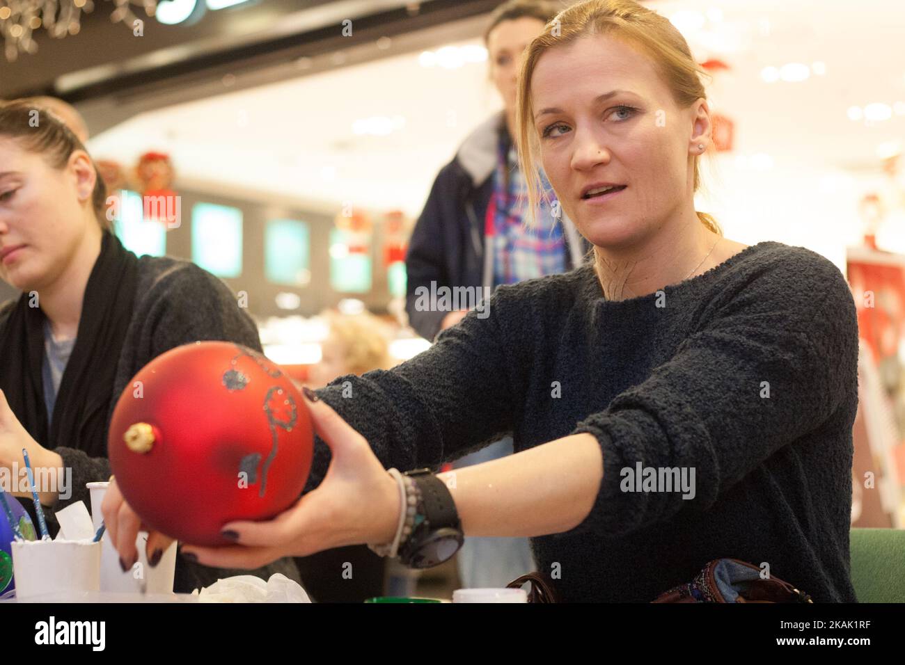 Multiple champion mondial et européen de kick-boxing et de boxe Iwona Guzowska participe à la peinture de Noël charitable de boules dans le centre commercial CH Klif à Gdynia, Pologne, le 17 décembre 2016. L'argent recueilli pendant l'action aidera les jeunes triathlètes à participer aux prochains jeux Olimpic à Tokyo (photo par Michal Fludra/NurPhoto) *** Veuillez utiliser le crédit du champ de crédit *** Banque D'Images