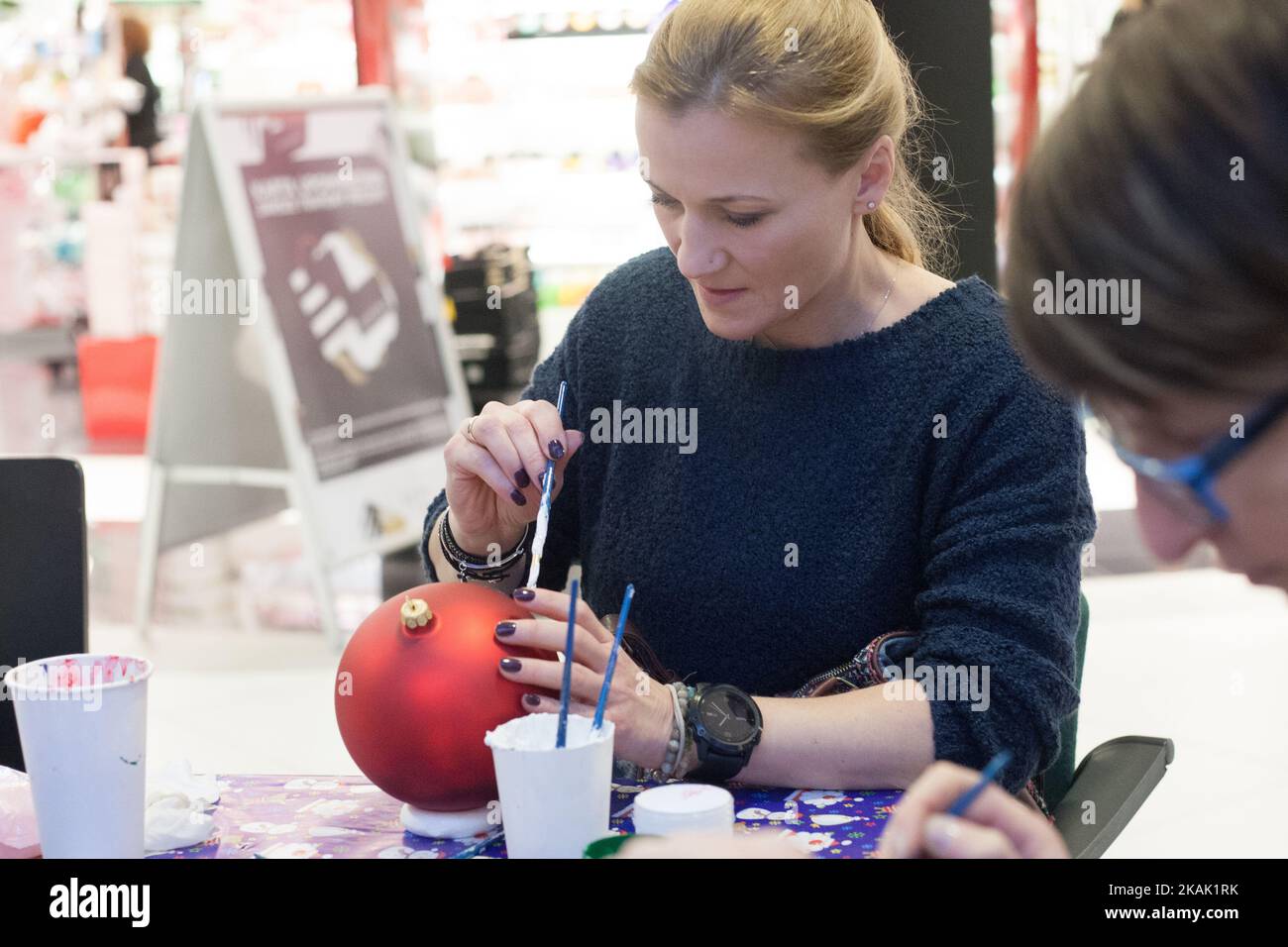 Multiple champion mondial et européen de kick-boxing et de boxe Iwona Guzowska participe à la peinture de Noël charitable de boules dans le centre commercial CH Klif à Gdynia, Pologne, le 17 décembre 2016. L'argent recueilli pendant l'action aidera les jeunes triathlètes à participer aux prochains jeux Olimpic à Tokyo (photo par Michal Fludra/NurPhoto) *** Veuillez utiliser le crédit du champ de crédit *** Banque D'Images