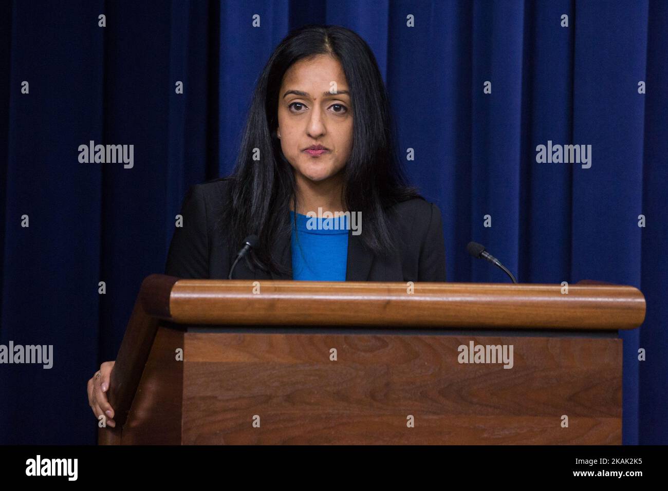 Dans le South court Auditorium de l'immeuble Eisenhower du Bureau exécutif de la Maison Blanche à Washington DC, le 16 décembre 2016, Vanita Gupta, sous-procureur général adjointe principale, Division des droits civils, Département de la Justice des États-Unis, a prononcé le discours d'ouverture du forum : Promouvoir l'équité pour les femmes et les filles de couleur.Â | Â©2016 photo de Cheriss Mai, www.cherissmay.com (photo de Cheriss Mai/NurPhoto) *** Veuillez utiliser le crédit de la zone de crédit *** Banque D'Images