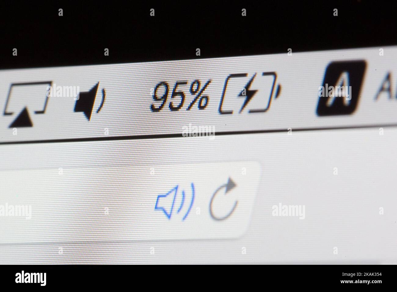 La nouvelle ligne d ordinateurs portables d Apple a fini avec de nombreux ports de communication et ne laisse qu un seul type, USB type C standard pour la connexion de périphériques externes. Les critiques ont fait valoir que c'est trop tôt et que la solution du type de port unique est beaucoup moins pratique que pour les consommateurs. L'action Apple a grimpé de près de 1 pour cent après les nouvelles un règlement fiscal pourrait être convenu avec les autorités irlandaises. Varsovie, Pologne 19 décembre 2016. (Photo de Jaap Arriens/NurPhoto) *** Veuillez utiliser le crédit du champ de crédit *** Banque D'Images
