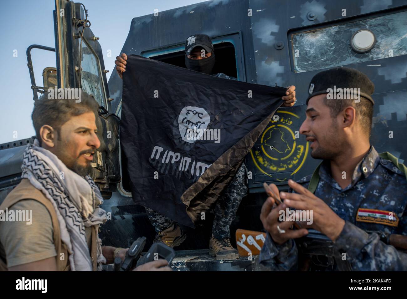 (10/20/2016) les soldats de l'armée irakienne présentent des drapeaux portant le logo de l'EI, qu'ils ont pu prendre au sud de Mossoul, en Irak, à leur avance. (Photo par Sebastian Backhaus/NurPhoto) *** Veuillez utiliser le crédit du champ de crédit *** Banque D'Images