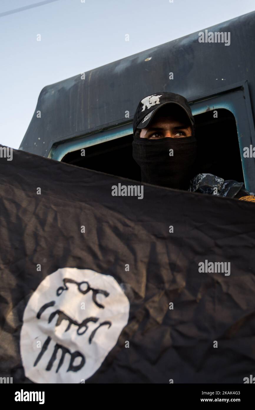 (10/20/2016) les soldats de l'armée irakienne présentent des drapeaux portant le logo de l'EI, qu'ils ont pu prendre au sud de Mossoul, en Irak, à leur avance. (Photo par Sebastian Backhaus/NurPhoto) *** Veuillez utiliser le crédit du champ de crédit *** Banque D'Images