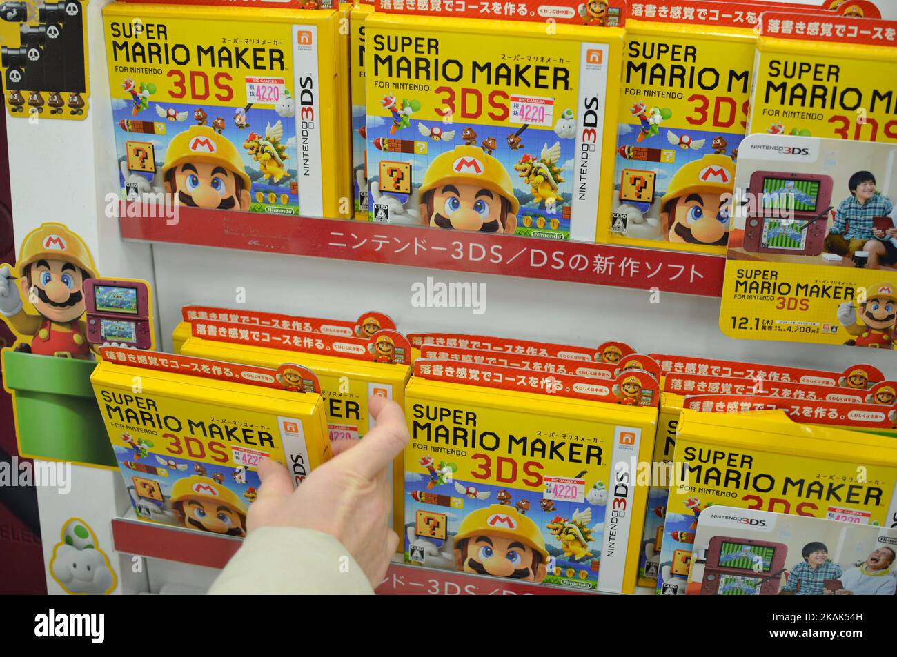 Les personnages du jeu Super Mario de Nintendo sont exposés dans un espace de jeux vidéo dans un magasin de détail dans le quartier d'Akihabara à Tokyo, Japon, 31 décembre 2016. (Photo de Hitoshi Yamada/NurPhoto) *** Veuillez utiliser le crédit du champ de crédit *** Banque D'Images