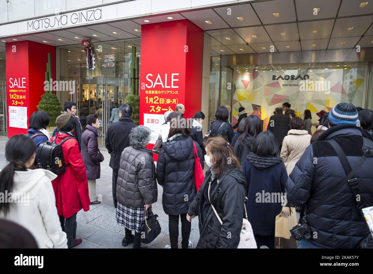 Les gens attendent dans une file d'attente pour la porte du magasin Matsuya Ginza pour acheter la première vente d'hiver du nouvel an "Fukubukuro" ou "Lucky Bags" à Ginza, Tokyo sur 2 janvier 2017. Une coutume japonaise du nouvel an dans laquelle les commerçants font des sacs d'emb remplis de contenu aléatoire inconnu et les vendent pour un prix réduit substantiel. Photo de Richard Atrero de Guzman/NurPhoto) *** Veuillez utiliser le crédit du champ de crédit *** Banque D'Images