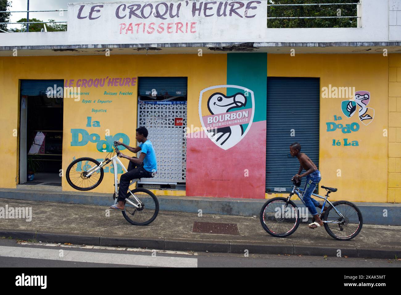 Deux garçons passent devant un magasin représentant la bière principale gazée sur l'île de la Bréunion. Saint-Denis. La Reunion. France (photo d'Alain Pitton/NurPhoto) *** Veuillez utiliser le crédit du champ de crédit *** Banque D'Images