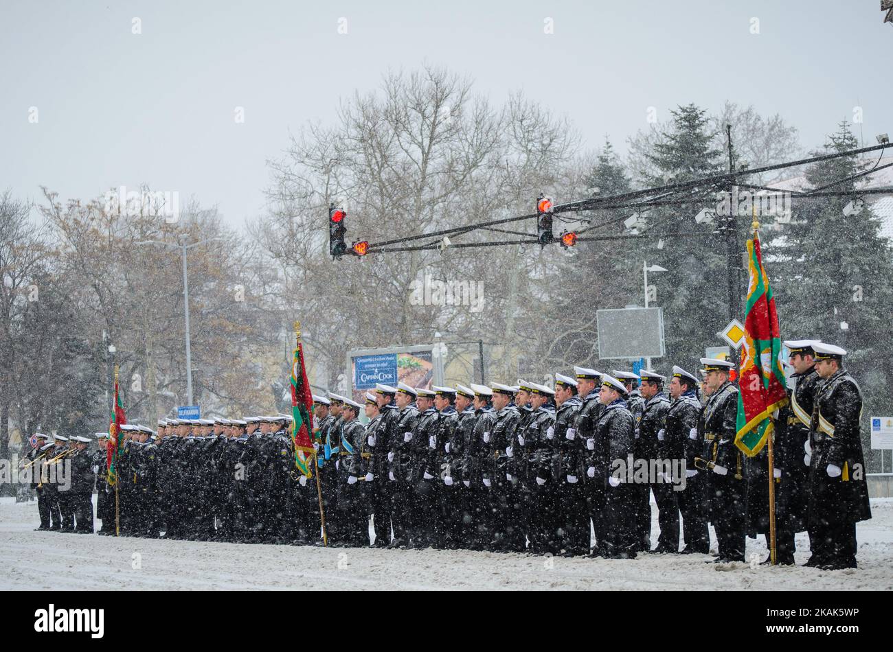 Des soldats de l'armée bulgare assistent à la messe orthodoxe en plein air pendant la journée Epiphanie dans la ville de Varna, le 06 janvier 2017. Les prêtres orthodoxes de l'est jettent une croix dans la mer et les hommes la font sortir. On croit que ceux qui sautent dans les eaux de glace seront en bonne santé tout au long de l'année. (Photo par impact Press Group/NurPhoto) *** Veuillez utiliser le crédit du champ de crédit *** Banque D'Images