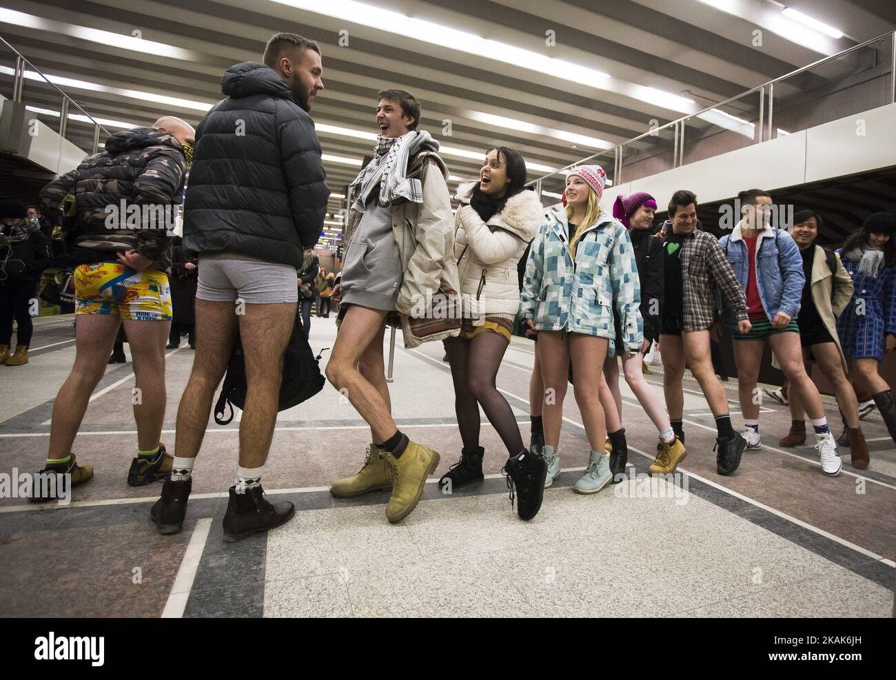 Les personnes sans pantalon peuvent prendre un train souterrain sur 8 janvier 2017 à Varsovie, en Pologne. L'événement annuel, appelé « No Pants Day », est un appel Facebook fantaisiste qui attire des participants dans plusieurs villes du monde entier. (Photo de Krystian Dobuszynski/NurPhoto) *** Veuillez utiliser le crédit du champ de crédit *** Banque D'Images