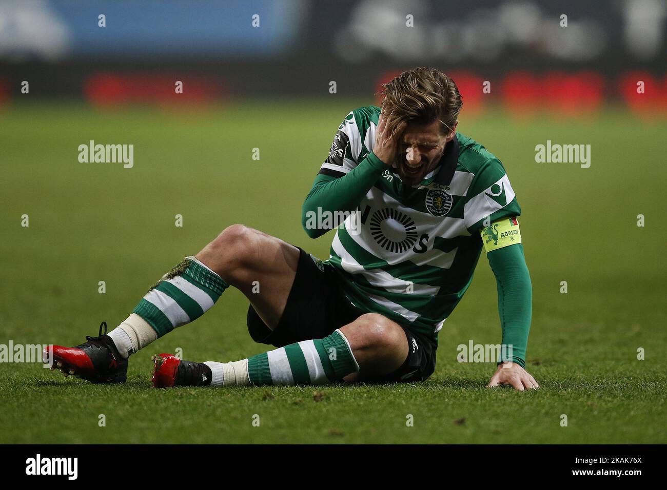 Adrien Silva, milieu de terrain sportif, est blessé sur le terrain lors du match de la Premier League 2016/17 entre le sportif CP et le CD Feirense, à Lisbonne, sur 08 janvier 2017. (Photo de Carlos Palma/NurPhoto) *** Veuillez utiliser le crédit du champ de crédit *** Banque D'Images