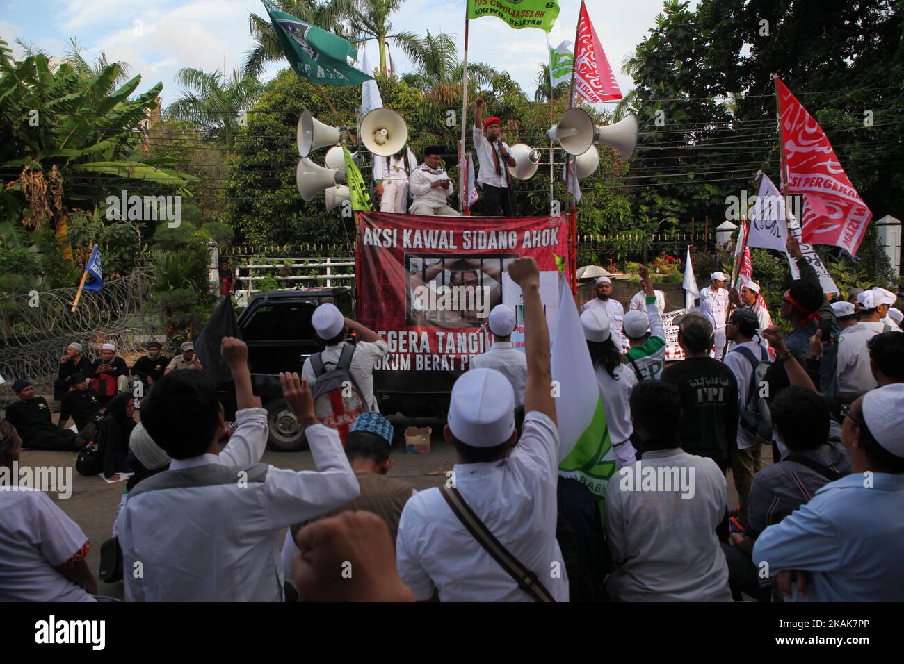 Des musulmans indonésiens assistent à une manifestation en dehors du tribunal pour protester contre le gouverneur de Jakarta, Basuki Tjahaja Purnama, également connu sous le nom d'Ahok, alors qu'il assiste à son procès en cours de blashème à Jakarta, en Indonésie, sur 10 janvier 2017. (Photo par Agues Rudianto/NurPhoto) *** Veuillez utiliser le crédit du champ de crédit *** Banque D'Images