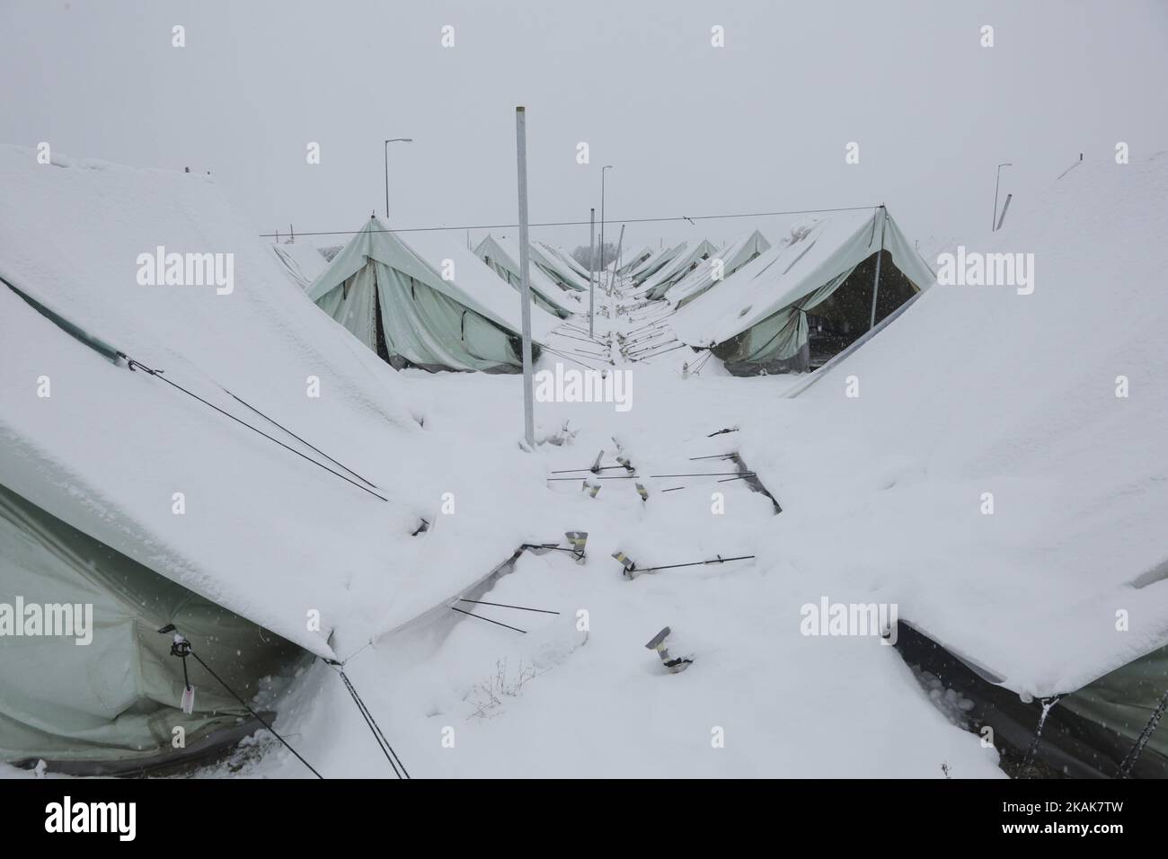 Neige, vent et températures inférieures à -10 °C dans le camp de réfugiés de Vagiohori. Ce camp a des réfugiés vivant dans des tentes faites pour les conditions d'été. Il n'y a pas d'électricité, de chaleur ou même de lits à l'intérieur des tentes. Le gouvernement soutenu par le HCR a décidé de déplacer les réfugiés dans un hôtel pendant 14 jours, mais certains d'entre eux ont laissé derrière eux car ils ne font pas confiance à la volonté du gouvernement. Ils croient qu'ils seront expulsés. (Photo de Nicolas Economou/NurPhoto) *** Veuillez utiliser le crédit du champ de crédit *** Banque D'Images