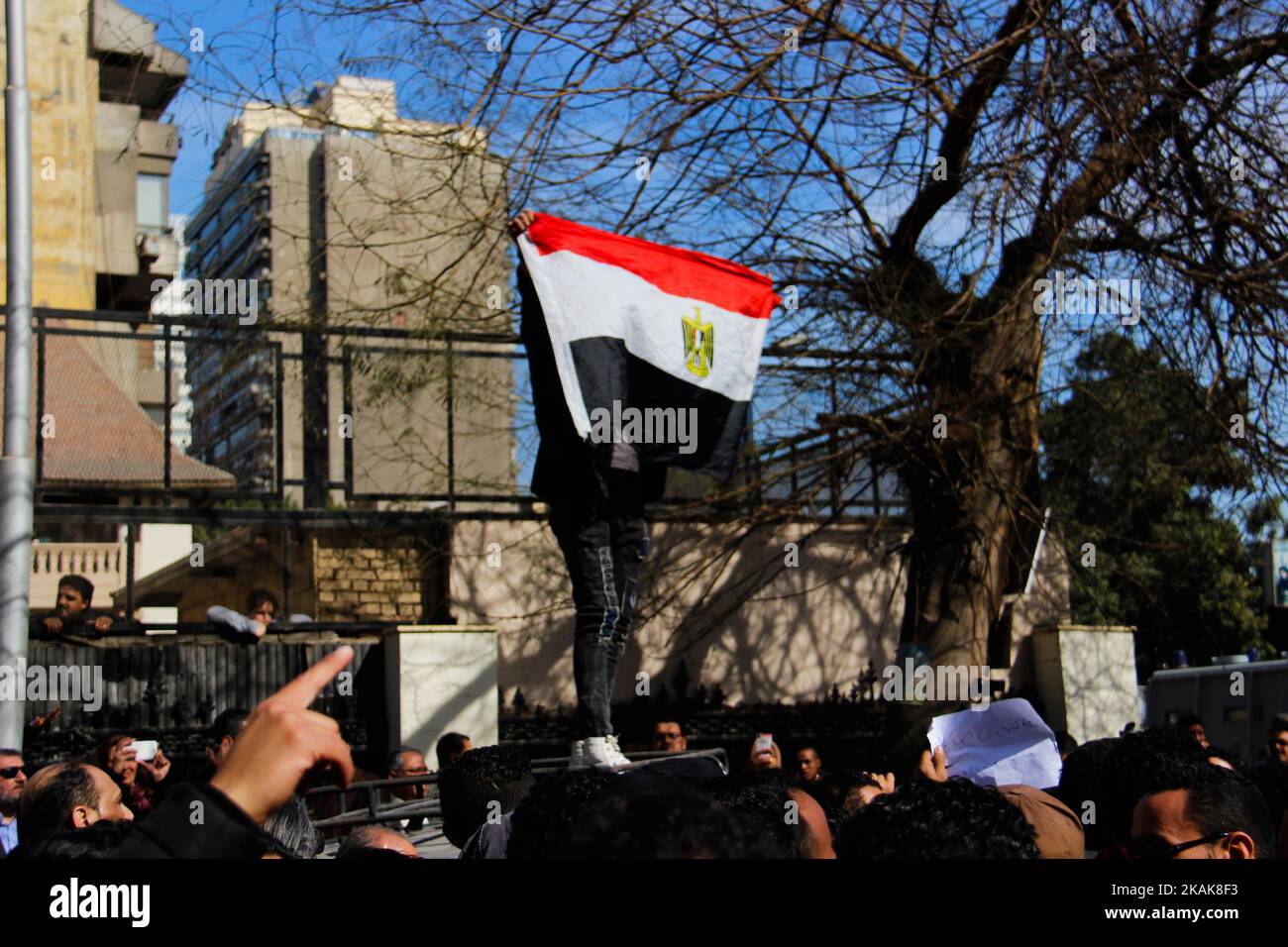 Une égyptienne célèbre avec un drapeau national dédconfronté avec les mots 'Tiran' et 'sanafir' après que le Tribunal administratif supérieur a confirmé sur 16 janvier, 2017 une décision annulant un accord du gouvernement pour remettre les deux îles de la mer Rouge de Tiran et de Sanafir à l'Arabie saoudite dans le cadre d'un accord qui avait suscité des protestations en Égypte. (Photo de Fayed El-Geziry/NurPhoto) *** Veuillez utiliser le crédit du champ de crédit *** Banque D'Images