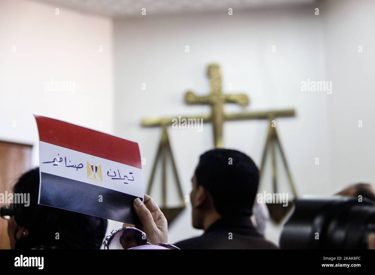 Un homme égyptien célèbre avec un drapeau national dédconfronté avec les mots 'Tiran' et 'sanafir' après que la haute Cour administrative a confirmé sur 16 janvier, 2017 une décision annulant un accord du gouvernement pour remettre les deux îles de la mer Rouge de Tiran et de Sanafir à l'Arabie saoudite dans le cadre d'un accord qui avait suscité des protestations en Égypte. (Photo de Fayed El-Geziry/NurPhoto) *** Veuillez utiliser le crédit du champ de crédit *** Banque D'Images
