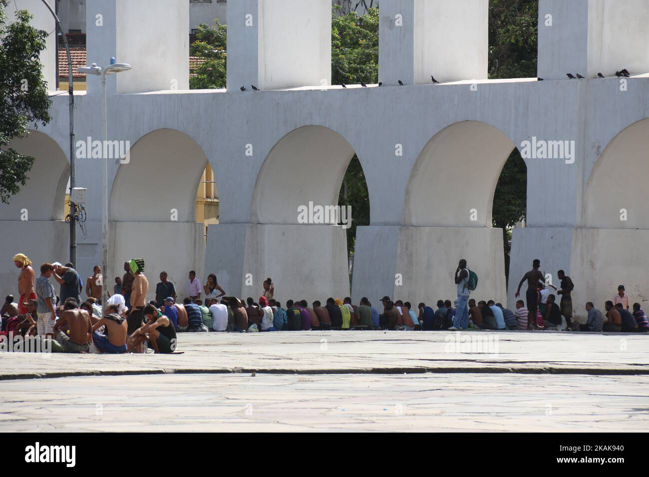 Les habitants de la rue ont la queue pour recevoir des dons dans un endroit touristique de Rio de Janeiro. Les données publiées par l'hôtel de ville indiquent qu'il y a 14 279 sans-abri dans la ville de Rio de Janeiro. Ce nombre est 3 fois plus élevé que les données publiées en 2013. Avec l'aggravation de la crise économique et politique au Brésil, beaucoup de gens ne sont plus en mesure de soutenir leurs maisons et vivent dans la rue, vivent dans les almes et les dons. Dans l'après-midi de lundi, 16 janvier 2017, des dizaines de sans-abri attendaient de recevoir de la nourriture donnée par l'Église catholique dans les environs d'Arcos da Lapa, l'une des principales Banque D'Images