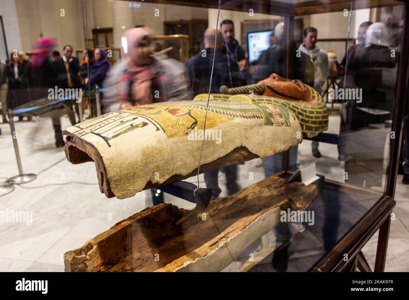 Un cercueil de sarcophage en bois daté de 22nd à 25th dynasties est exposé au Musée égyptien du Caire, en Égypte, sur 17 janvier 2017. L'ambassade des États-Unis au Caire fournit $130 000 pour aider à la recherche et à l'évaluation de l'état actuel, ainsi qu'à la conservation et à la présévation de la collection du Musée de 600 cercueils en bois. (Photo de Fayed El-Geziry/NurPhoto) *** Veuillez utiliser le crédit du champ de crédit *** Banque D'Images