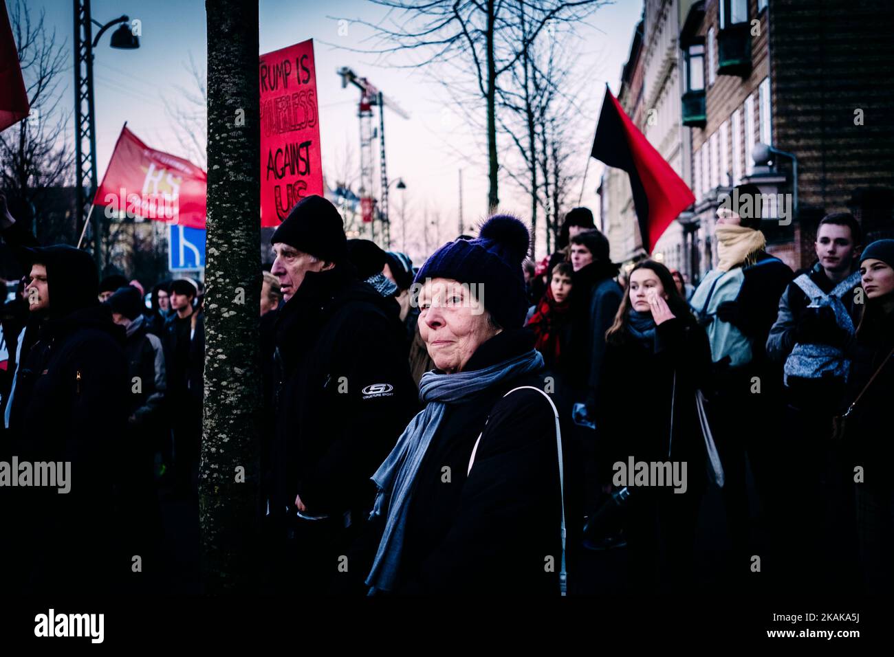 Manifestants , à Copenhague, Danemark, sur 20 janvier 2017. Des étudiants marxistes et d'autres groupes radicaux de gauche ont organisé une manifestation annoncée par l'onu dans un quartier à la mode de Copenhague, quelques instants après que le président américain Trump ait prêté serment. (Photo par Aleksander Klug/NurPhoto) *** Veuillez utiliser le crédit du champ de crédit *** Banque D'Images