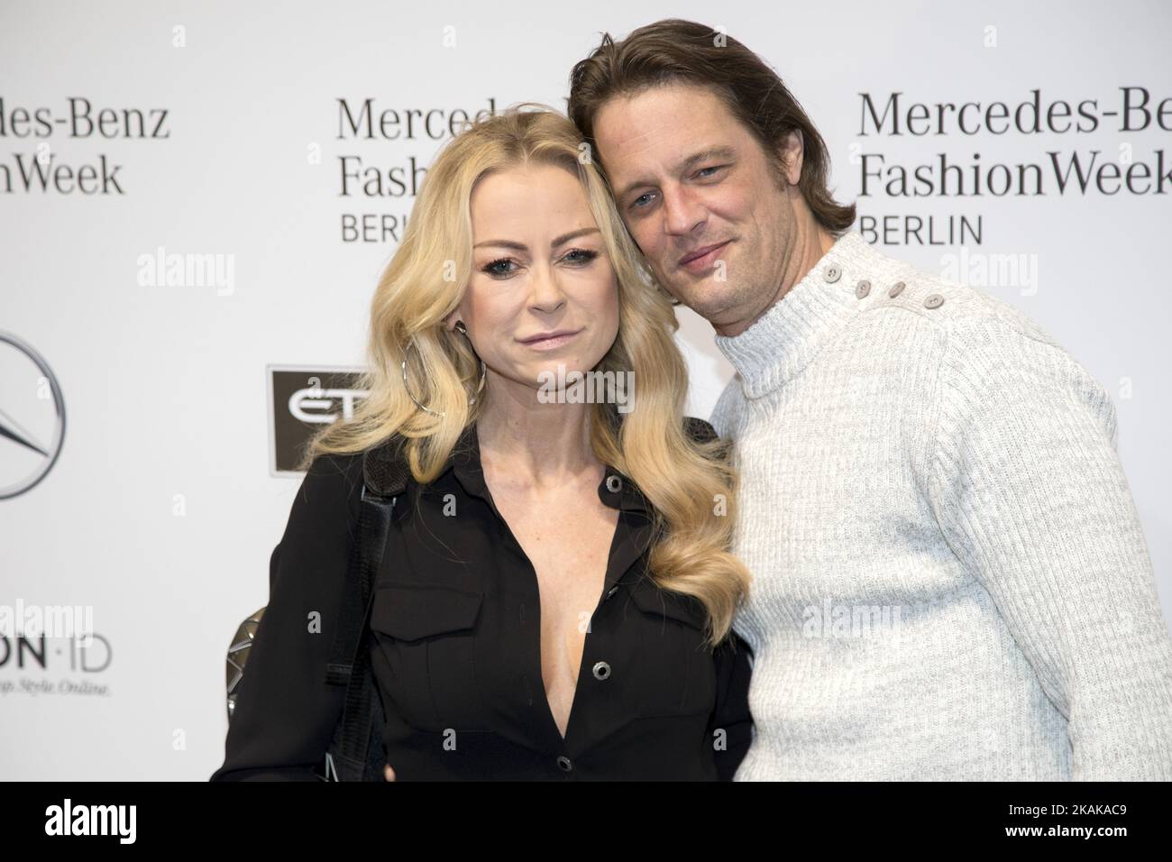 Jenny Elvers et Steffen van der Beeck assistent au salon Riani lors de la Mercedes-Benz Fashion week Berlin A/W 2017 à Kaufhaus Jandorf à Berlin, Allemagne sur 17 janvier 2017. (Photo par Emmanuele Contini/NurPhoto) *** Veuillez utiliser le crédit du champ de crédit *** Banque D'Images