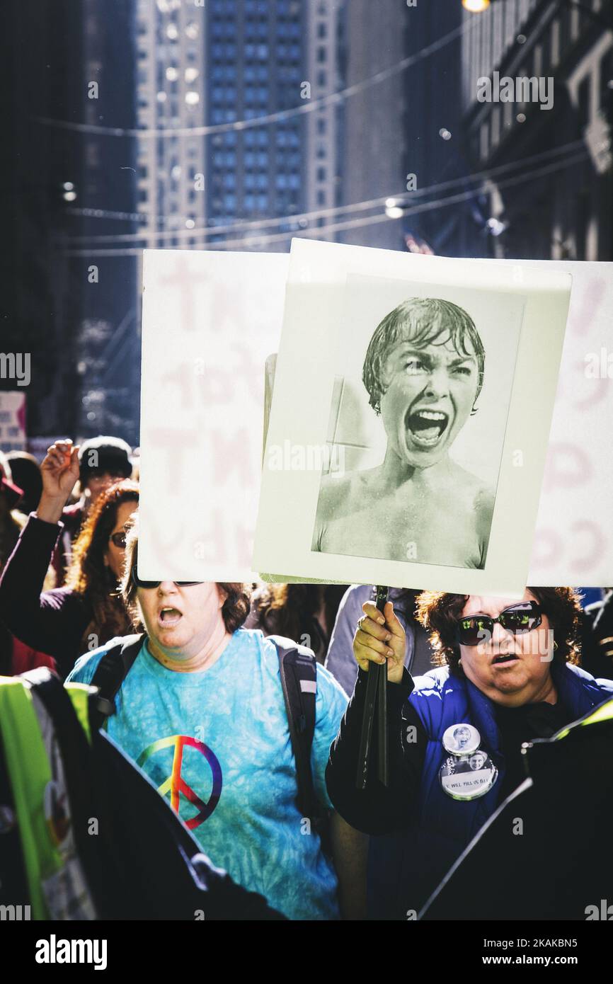 Les manifestants applaudissent à la Marche des femmes sur 21 janvier 2017 à Chicago, Illinois. Des milliers de manifestants sont descendus dans la rue pour protester après l'investiture du président Donald Trump. (Photo de Dakota Sillyman/NurPhoto) *** Veuillez utiliser le crédit du champ de crédit *** Banque D'Images