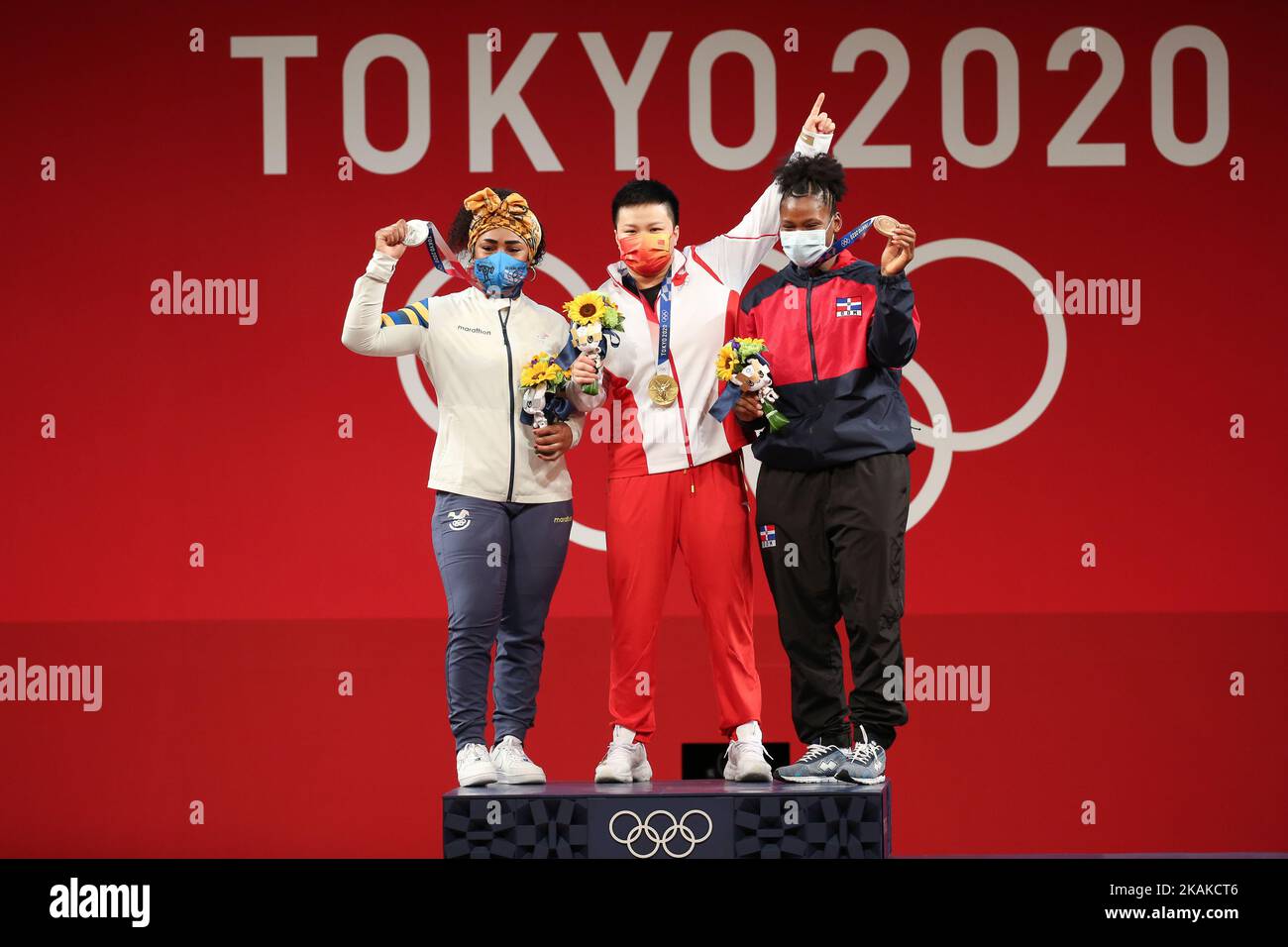 02 AOÛT 2021 - TOKYO, JAPON : Wang ZHOUYU de Chine (au centre), Tamara SALAZAR de l'Équateur (à gauche) et Crismery SANTANA de la République dominicaine (à droite) remportent respectivement les médailles d'or, d'argent et de bronze de la Weightalifting Women's 87kg aux Jeux Olympiques de Tokyo 2020 (photo de Mickael Chavet/RX) Banque D'Images