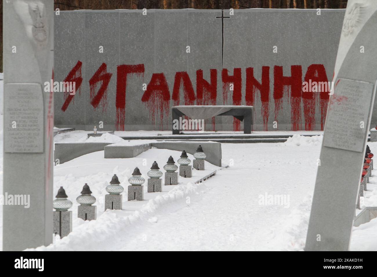 Les vandales écrivient à l'encre rouge les inscriptions 'S Galicia', 'Kurwa' et 'OUN-UPA' sur des dalles de granit de monuments ukrainiens et polonais. Les mémoriaux polonais et ukrainiens du complexe commémoratif des tombes de Bykivnia, situé sur le site de l'ancien village de Bykivnia, à la périphérie de Kiev, ont été vandalisés pendant la nuit à 25 janvier 2017. Pendant la période stalinienne de l'Union soviétique, c'était l'un des lieux de sépulture de masse non marqués où la police secrète soviétique s'est débarrassée de milliers d'ennemis de l'État soviétique exécutés, parmi eux - 2 thous. D'officiers de l'armée polonaise. Le nombre total de corps enterrés là a Banque D'Images