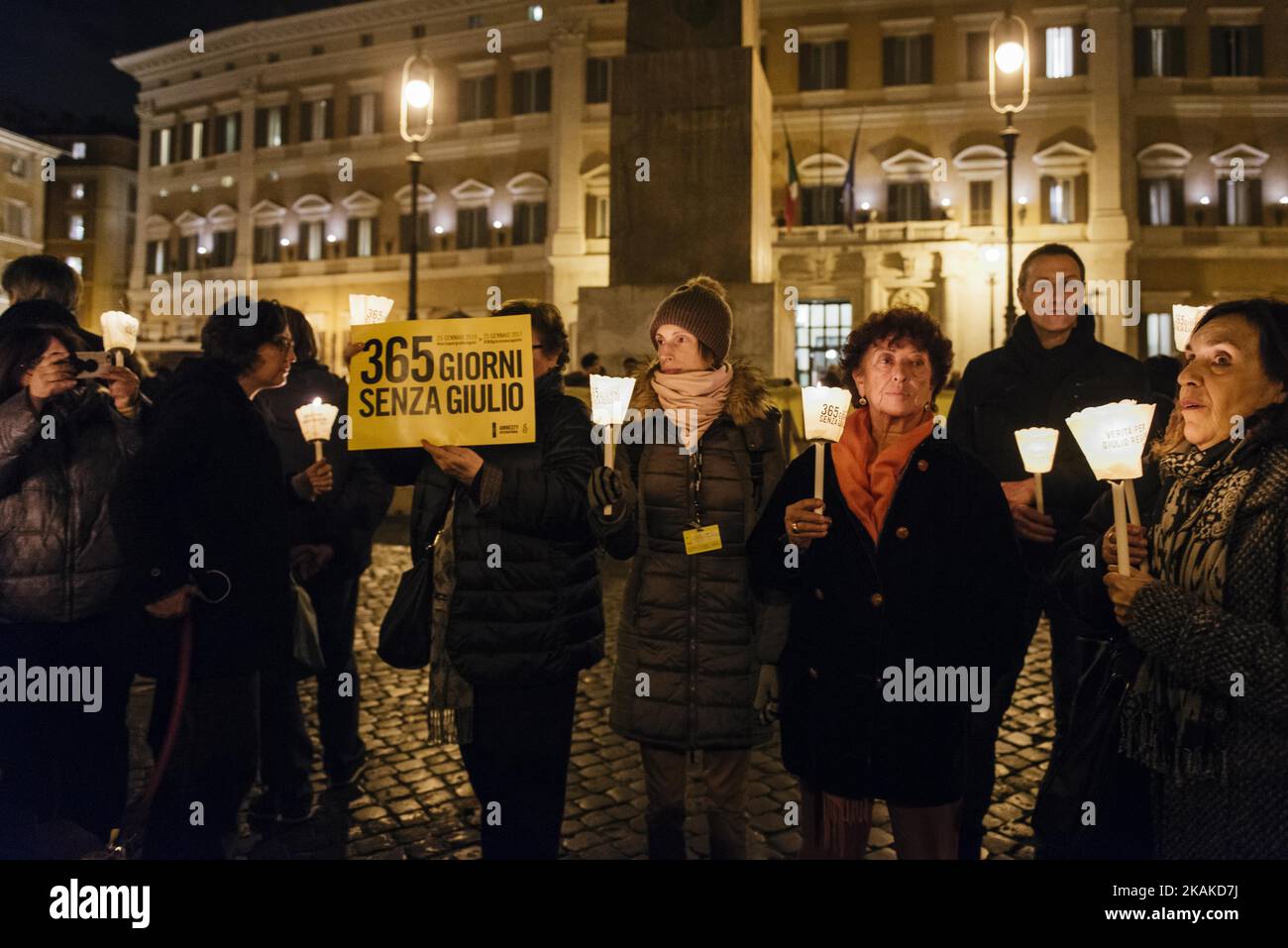 Les militants des droits de l'homme se réunissent devant la Chambre des députés de Rome, Italie, ib 25th janvier 2017 pour commémorer le premier anniversaire de la disparition et de l'assassinat de l'étudiant italien Giulio Regeni, au Caire. Les coupables n'ont pas encore été trouvés. Regeni, un étudiant italien de 28 ans au doctorat de l'Université de Cambridge, a disparu à 25 janvier 2016, dans le centre du Caire, alors que la police était en vigueur en prévision des manifestations ce jour-là. Son corps a ensuite été trouvé sur le côté d'une route portant des signes de torture. Il avait fait des recherches sur les syndicats de vendeurs de rue, un especi Banque D'Images