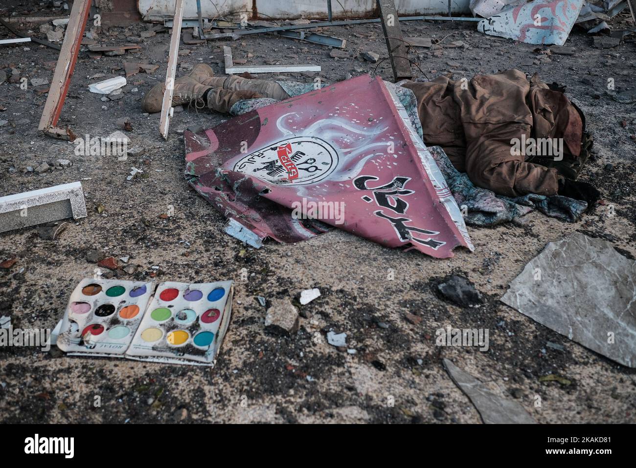 22.01.2017 Mossoul, Irak. Corps mort de combattant ISIL. Des cadavres non enterrés se trouvent encore dans les rues de Mossoul est repris de l'ISIL par les forces iraquiennes.des soldats de l'armée iraquienne, soutenus par les combattants Hashd al-shaï et les forces Peshmerga kurdes, ont lancé une opération conjointe sur 17 octobre 2016 pour reprendre Mossoul des terroristes Daesh. (Photo de Maciej Moskwa/NurPhoto) *** Veuillez utiliser le crédit du champ de crédit *** Banque D'Images