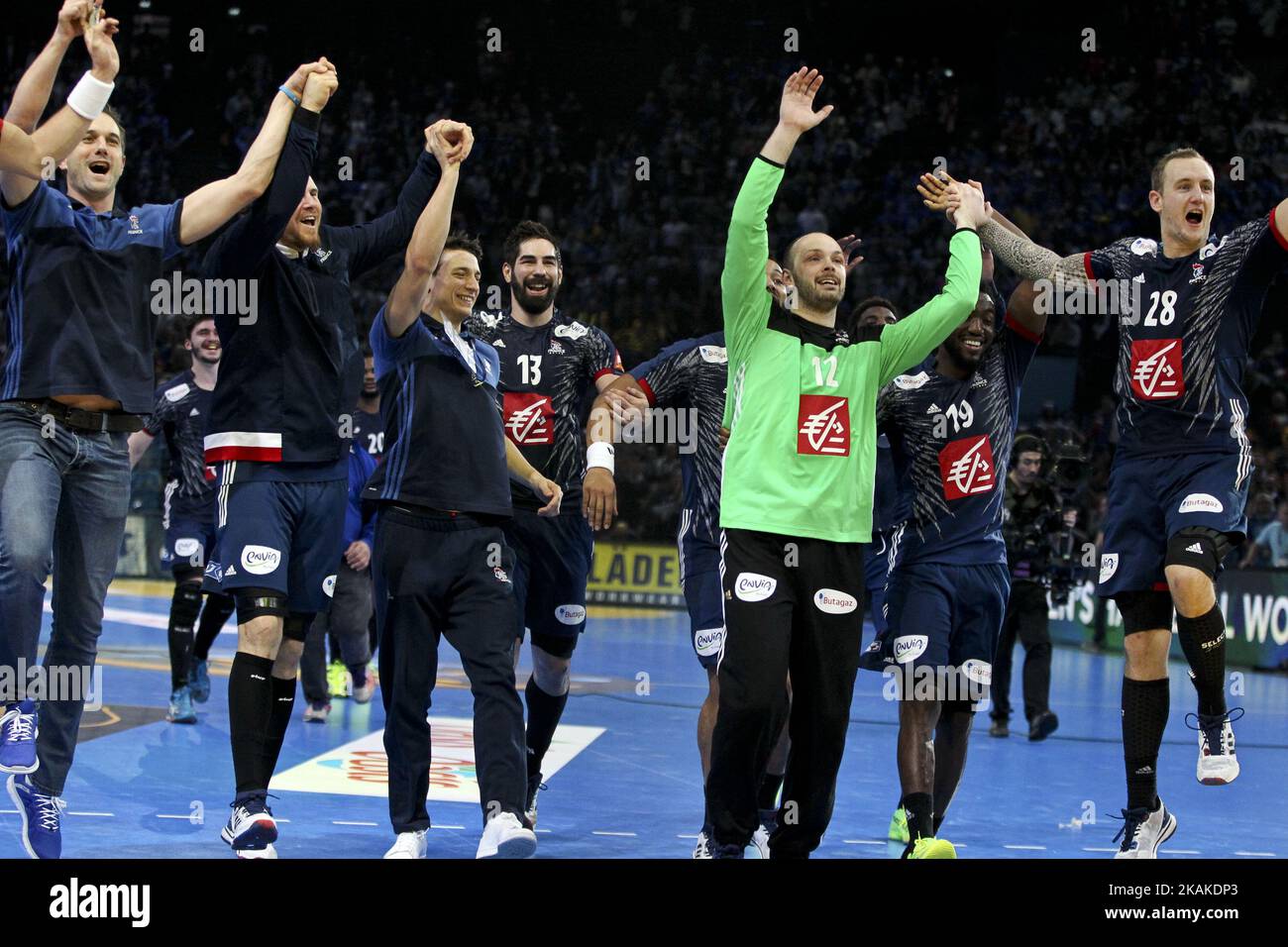 Gerard Vicent 12 / Dipanda Adrien 27 / Nikola Karabatic 13 / Narcisse Daniel 8 lors du Championnat du monde demi-finale entre la France et la Slovénie à l'arène AccorHotels sur 26 janvier 2017 à Paris, France. (Photo par Elyxandro Cegarra/NurPhoto) *** Veuillez utiliser le crédit du champ de crédit *** Banque D'Images