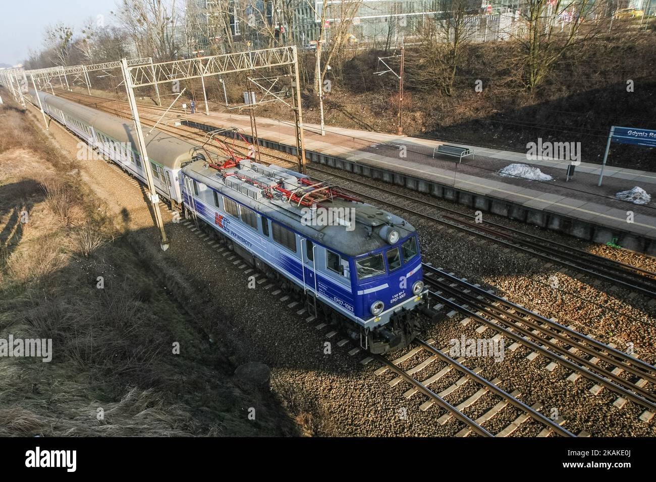 Le train PKP Intercity est vu le 27 janvier 2017 à Gdynia, Pologne. Les chemins de fer polonais ont transporté environ 12 millions de passagers de plus en 2016 qu'en 2015, atteignant les 292,4 millions de passagers annoncés par l'Office of Rail transport (UTK) . Parmi les quatre plus grands transporteurs de passagers étaient : Przewozy Regionalne (PR), Koleje Mazowieckie, PKP SKM Tri-City et PKP Intercity. (Photo de Michal Fludra/NurPhoto) *** Veuillez utiliser le crédit du champ de crédit *** Banque D'Images