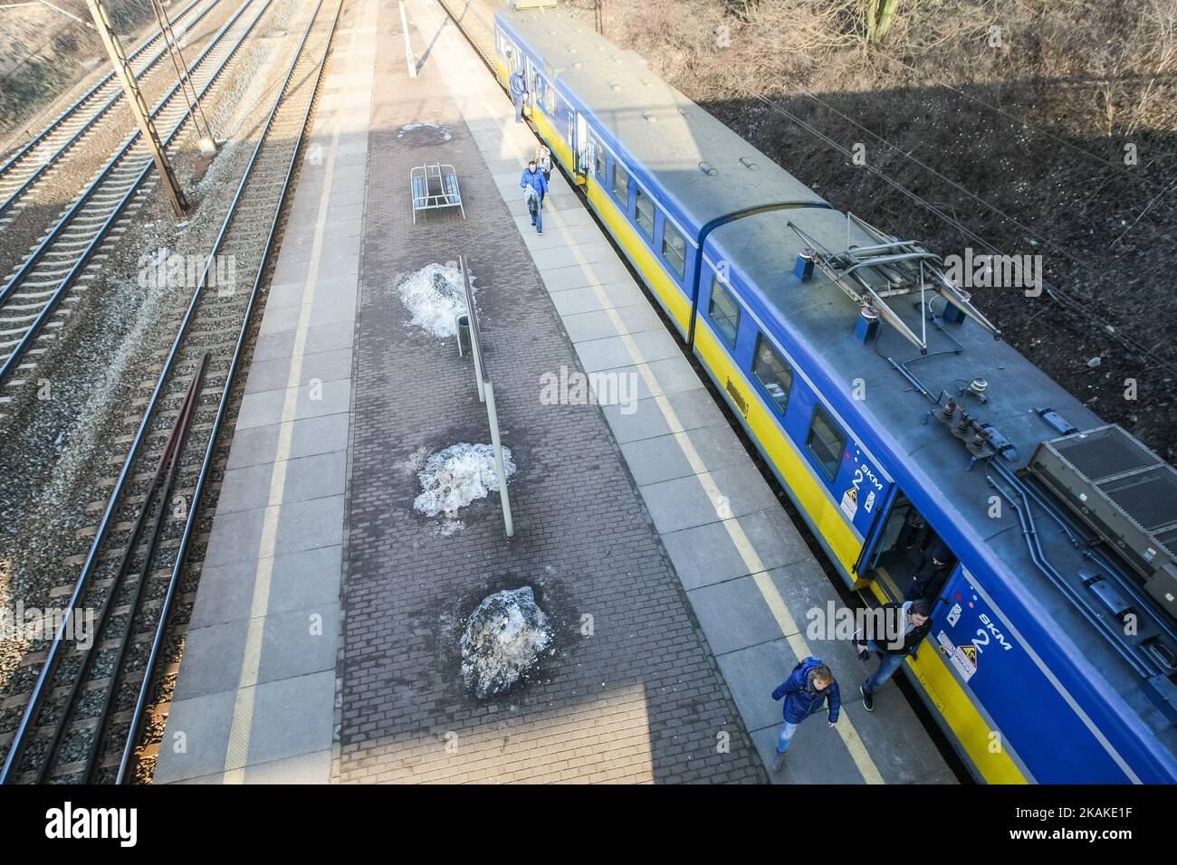 Le train SKM Trojmiasto est vu le 27 janvier 2017 à Gdynia, en Pologne. Les chemins de fer polonais ont transporté environ 12 millions de passagers de plus en 2016 qu'en 2015, atteignant les 292,4 millions de passagers annoncés par l'Office of Rail transport (UTK) . Parmi les quatre plus grands transporteurs de passagers étaient : Przewozy Regionalne (PR), Koleje Mazowieckie, PKP SKM Tri-City et PKP Intercity. (Photo de Michal Fludra/NurPhoto) *** Veuillez utiliser le crédit du champ de crédit *** Banque D'Images