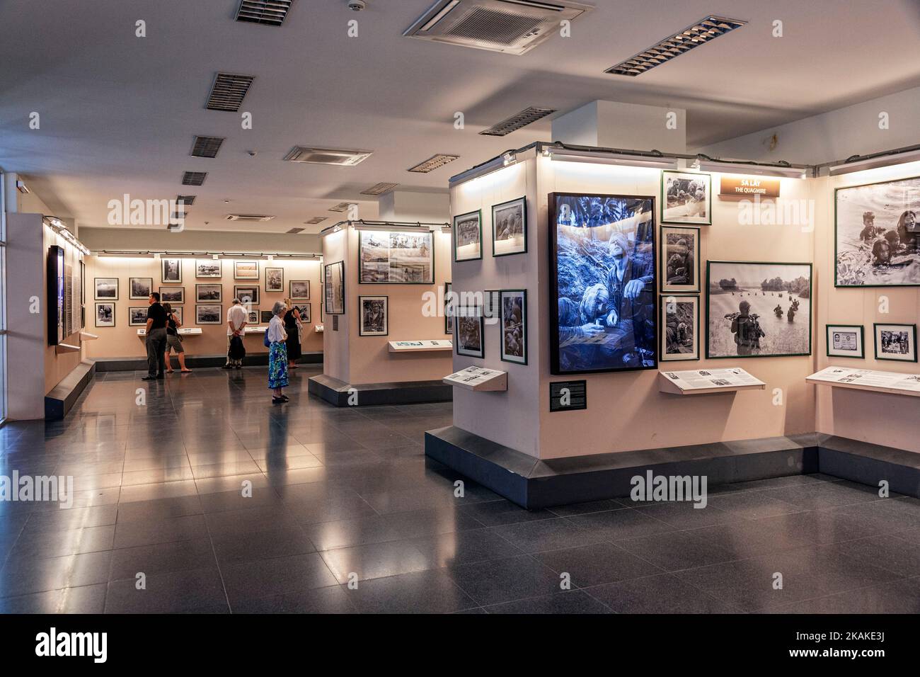 Exposition intérieure de photographies au War Remvestiges Museum, Ho Chi Minh ville, Vietnam Banque D'Images