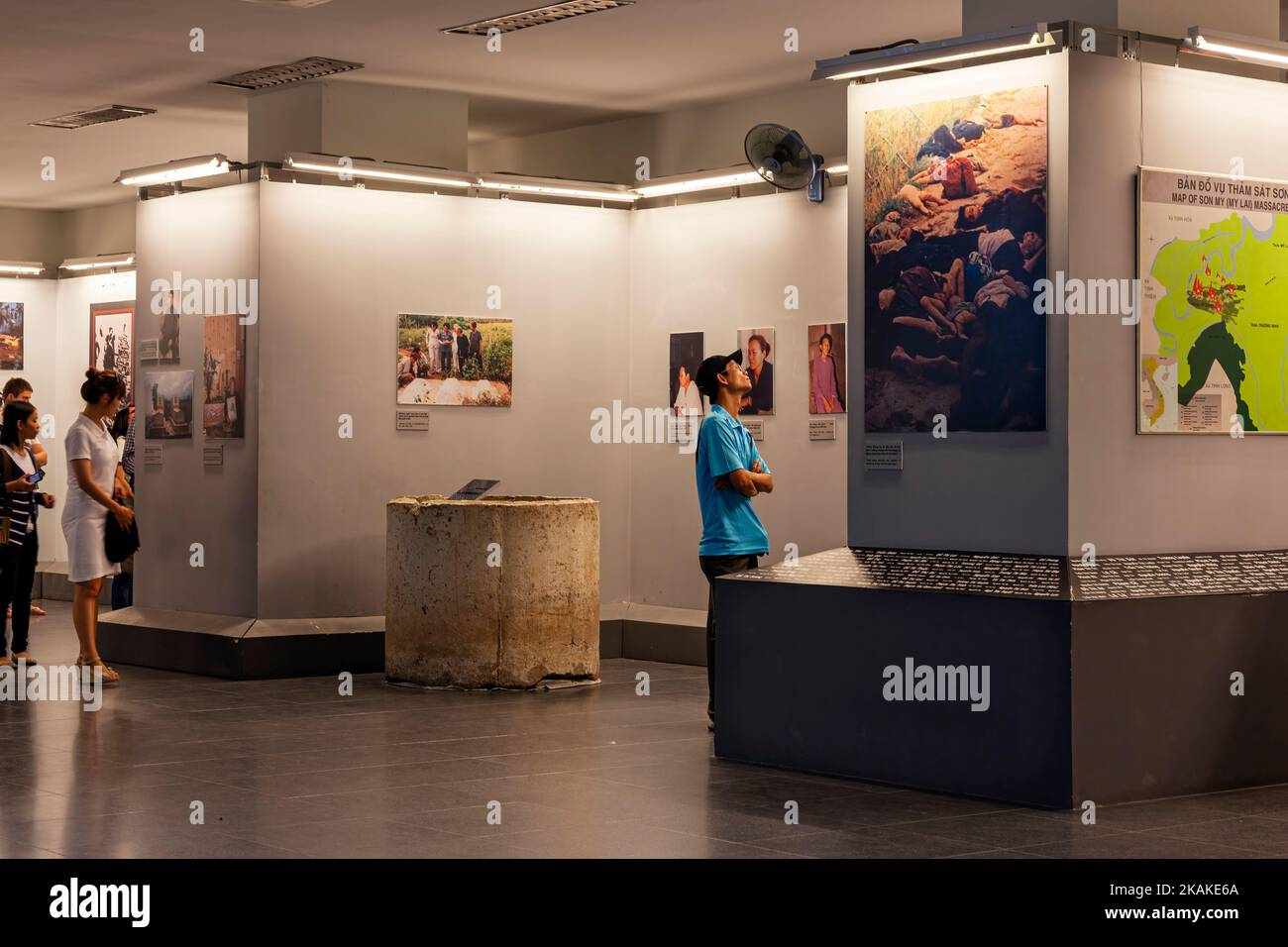 Exposition intérieure de photographies au War Remvestiges Museum, Ho Chi Minh ville, Vietnam Banque D'Images