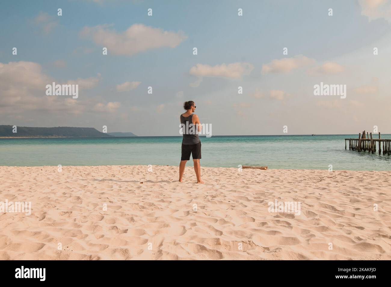 Un touriste caucasien solitaire regardant la mer calme idyllique dans la célèbre long Beach à l'île de Koh Rong au Cambodge en vacances d'été Banque D'Images