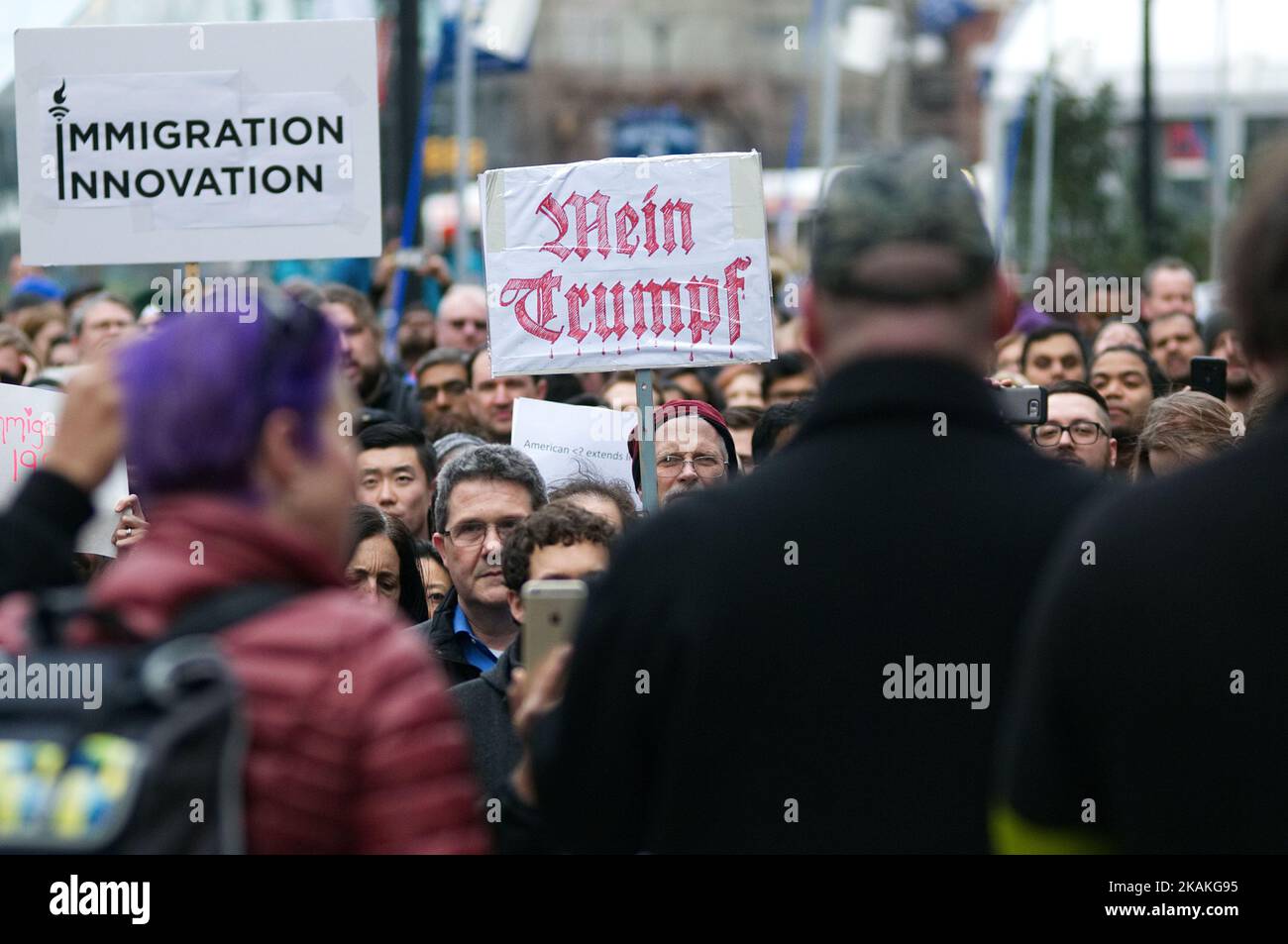 Au cours d'une sortie des employés de Comcast, protester contre l'interdiction d'immigration du président Trumpt au siège de Comcast à Philadelphie, en Pennsylvanie, sur 2 février 2017. Le géant du câble Comcast est l'un des plus grands employés dont le siège social est situé dans la ville de Philadelphie. (Photo de Bastiaan Slabbers/NurPhoto) *** Veuillez utiliser le crédit du champ de crédit *** Banque D'Images