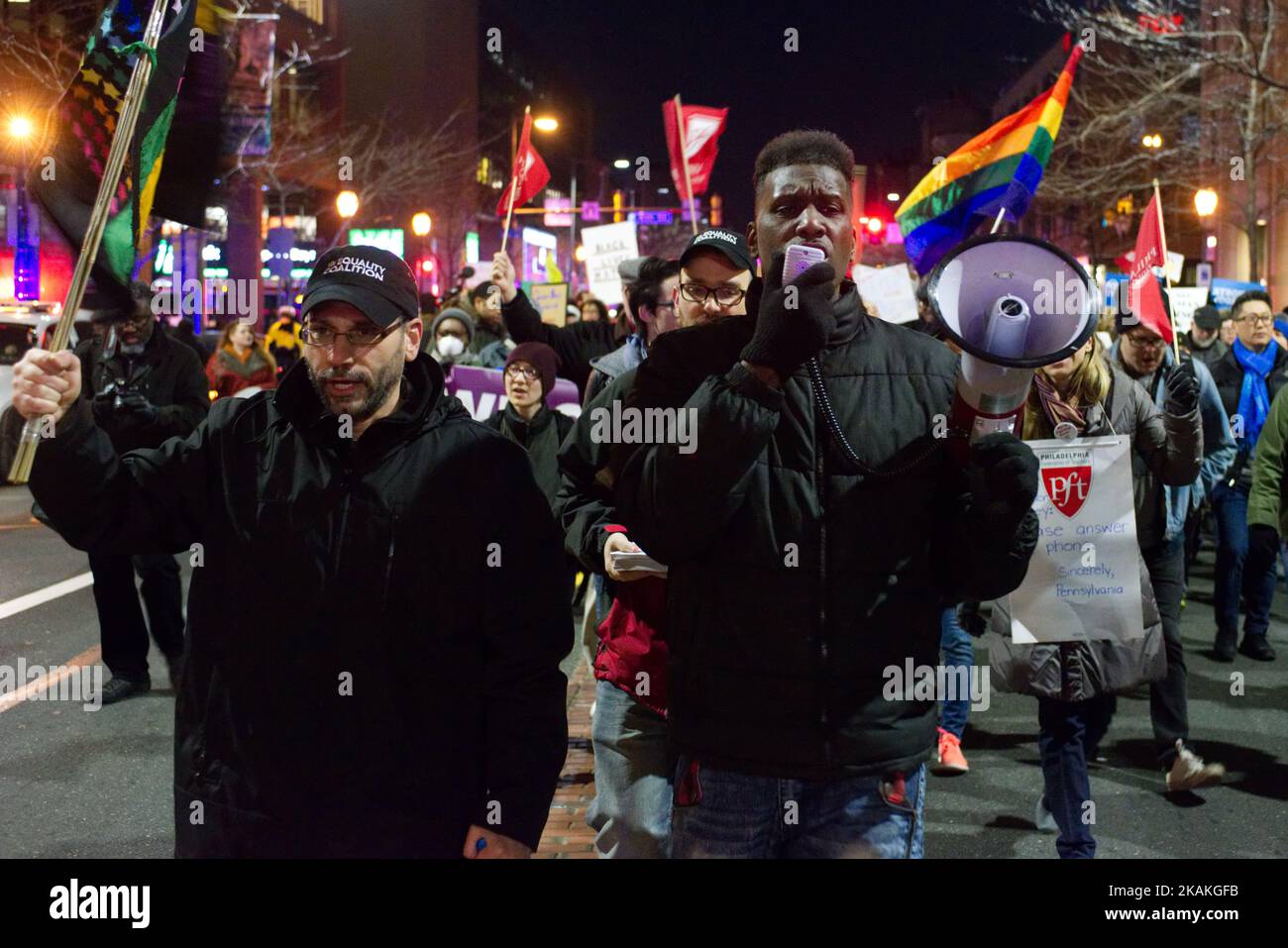 Les manifestants marchaient sur la rue du marché dans le centre-ville de Philadelphie, en Pennsylvanie, lors d'une manifestation anti-discrimination de 2 février 2017. (Photo de Bastiaan Slabbers/NurPhoto) *** Veuillez utiliser le crédit du champ de crédit *** Banque D'Images