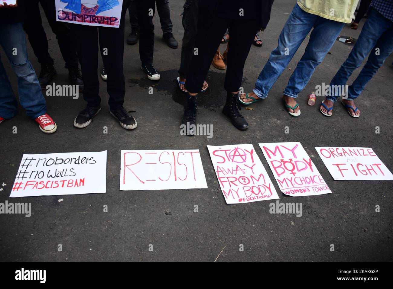 Un certain nombre d'organisations de masse indonésiennes ont organisé des manifestations intitulées #FascistBan refusant les politiques de Donald Trump, devant le bâtiment de l'ambassade des États-Unis à Jakarta, au 4 février 2017. Le triomphe de Donald Trump par ses partisans qui ont considéré le triomphe de la « fierté blanche » a soulevé des critiques de nombreux quartiers du monde, l'une des nouvelles politiques étant d'interdire aux citoyens des pays musulmans d'entrer aux États-Unis. Cette action a également critiqué le président de la République d'Indonésie, Joko Widodo, considéré comme indifférent à la politique de Trump, mais bien qu'elle ne soit pas incluse dans la liste, l'Indonésie a le plus grand pape musulman Banque D'Images