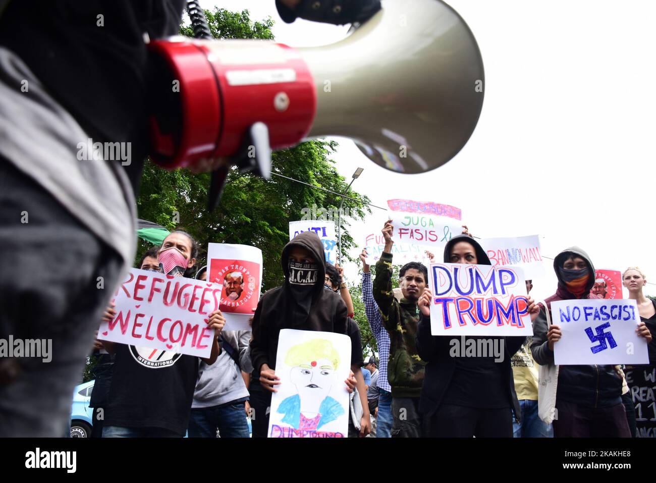 Certains groupes communautaires indonésiens ont organisé une manifestation intitulée #FacistBand pour rejeter les politiques du président américain élu, Donald Trump, devant l'ambassade des États-Unis Jakarta 4 février 2016. La victoire de Donald Trump par les partisans qui ont considéré comme le triomphe de la « fierté blanche » récoltent des critiques de nombreux quartiers du monde, car l'une des nouvelles politiques est d'interdire aux citoyens des pays musulmans d'entrer aux États-Unis. Cette action a également critiqué le Président de la République d'Indonésie, Joko Widodo, qui a considéré comme indifférent aux politiques de Trumpé, car bien qu'il ne figure pas sur la liste, dans Banque D'Images