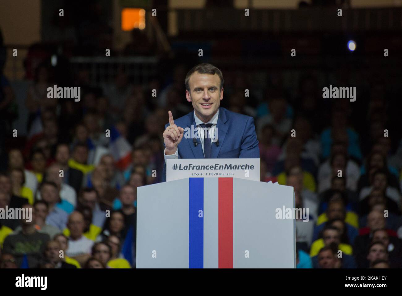 Emmanuel Macron, ancien ministre des Finances, prononce un discours à Lyon devant 16 000 personnes pour les élections présidentielles françaises, le samedi 4th février 2017. Emmanuel Macron est le leader de la bouche politique 'en Marche'. (Photo de Michaud Gael/NurPhoto) *** Veuillez utiliser le crédit du champ de crédit *** Banque D'Images