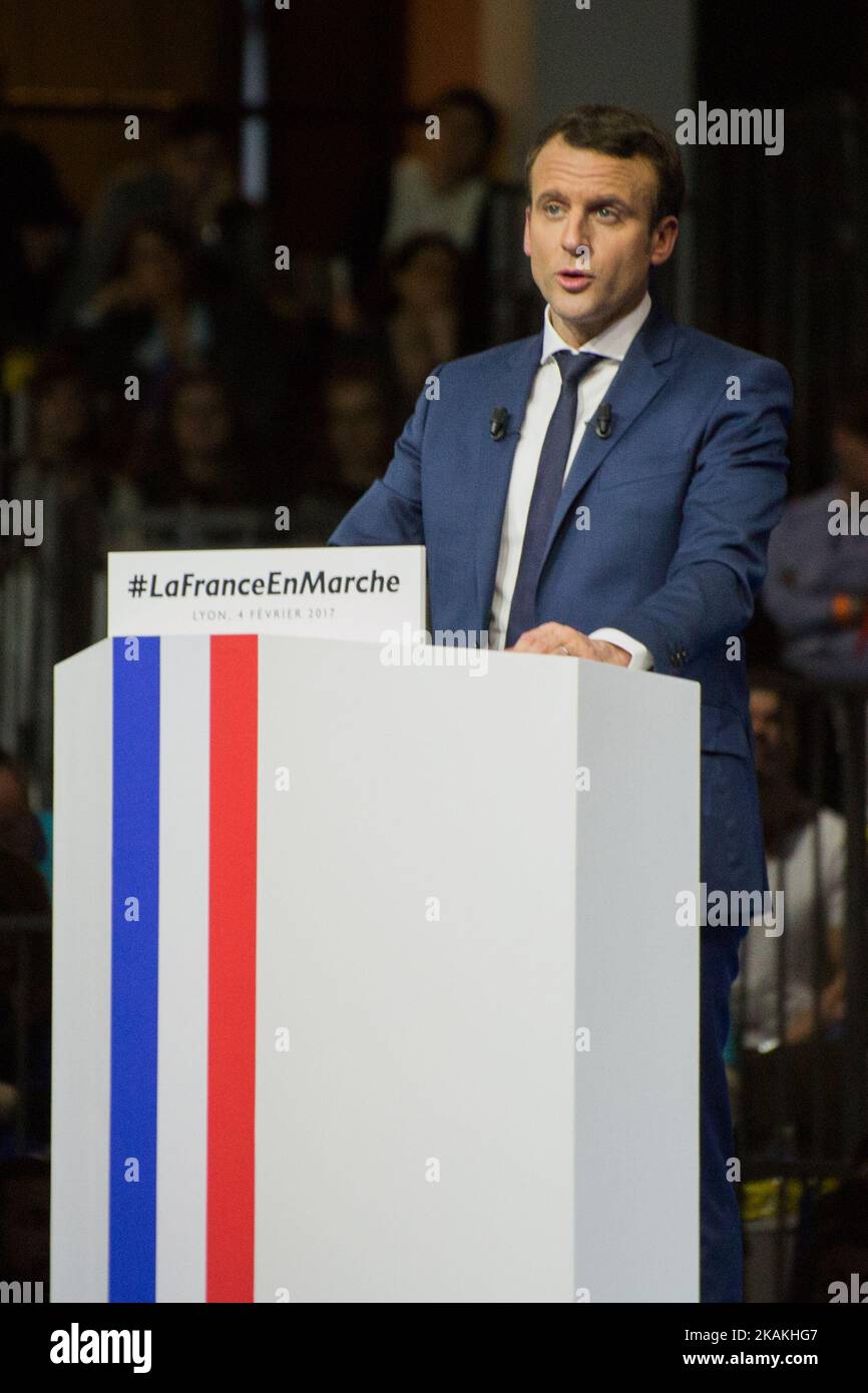 Emmanuel Macron, ancien ministre des Finances, prononce un discours à Lyon devant 16 000 personnes pour les élections présidentielles françaises, le samedi 4th février 2017. Emmanuel Macron est le leader de la bouche politique 'en Marche'. (Photo de Michaud Gael/NurPhoto) *** Veuillez utiliser le crédit du champ de crédit *** Banque D'Images