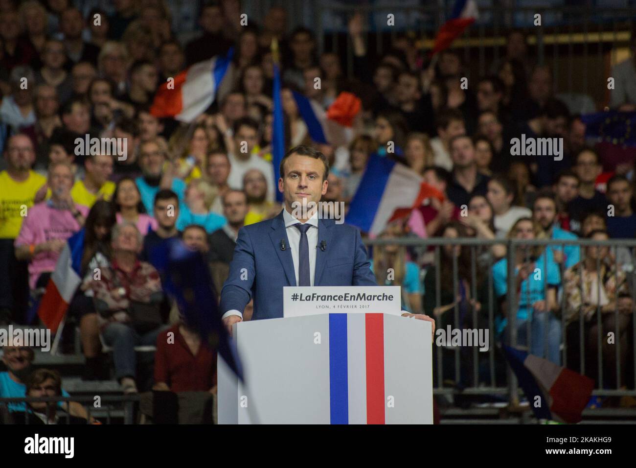 Emmanuel Macron, ancien ministre des Finances, prononce un discours à Lyon devant 16 000 personnes pour les élections présidentielles françaises, le samedi 4th février 2017. Emmanuel Macron est le leader de la bouche politique 'en Marche'. (Photo de Michaud Gael/NurPhoto) *** Veuillez utiliser le crédit du champ de crédit *** Banque D'Images