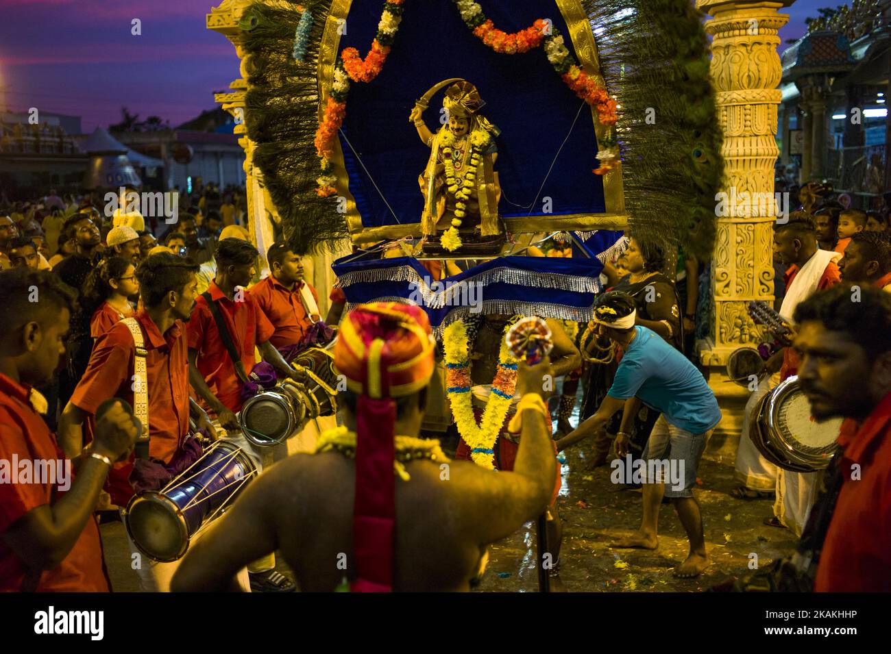 Le dévot hindou malaisien participe au festival de Thaipusam dans les grottes de Batu, en Malaisie, sur 04 février 2017. Le Thaipusam est célébré par les dévotés du dieu hindou Murugan et est un festival important de la communauté tamoule dans des pays comme l'Inde, le Sri Lanka, l'Indonésie, la Thaïlande, la Malaisie, Et Singapour, au cours de laquelle les dévotés se percent avec des pointes et prennent part à de longues processions. (Photo de Chris Jung/NurPhoto) *** Veuillez utiliser le crédit du champ de crédit *** Banque D'Images